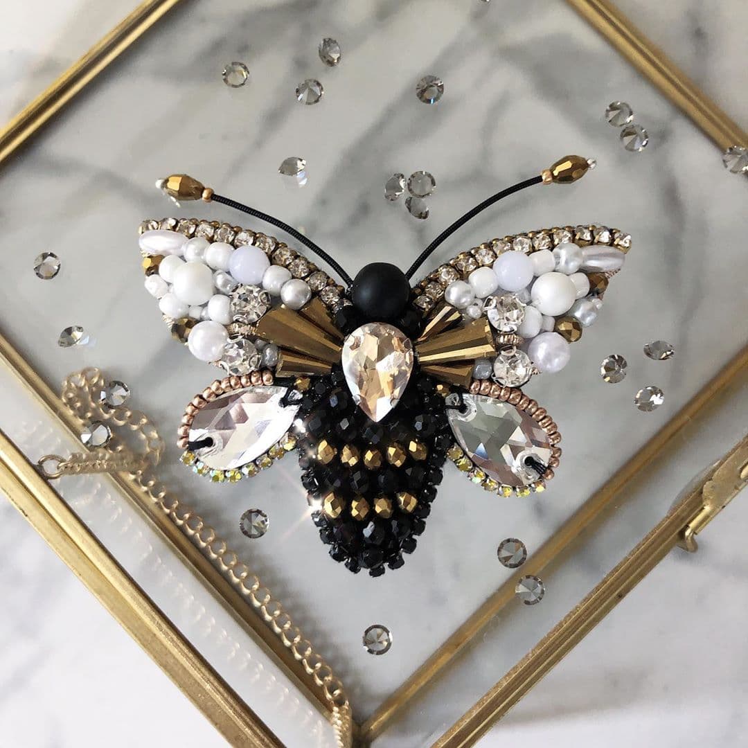 What accessories should you choose for your clothes ? | Brooch Paradise
